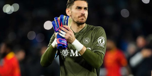 Alex Meret of SSC Napoli applauds fans at the end of  the Serie A match between SSC Napoli and US Lecce at Stadio Diego Armando Maradona Naples Italy on 14 March 2026. (Photo by Franco Romano/NurPhoto via Getty Images)