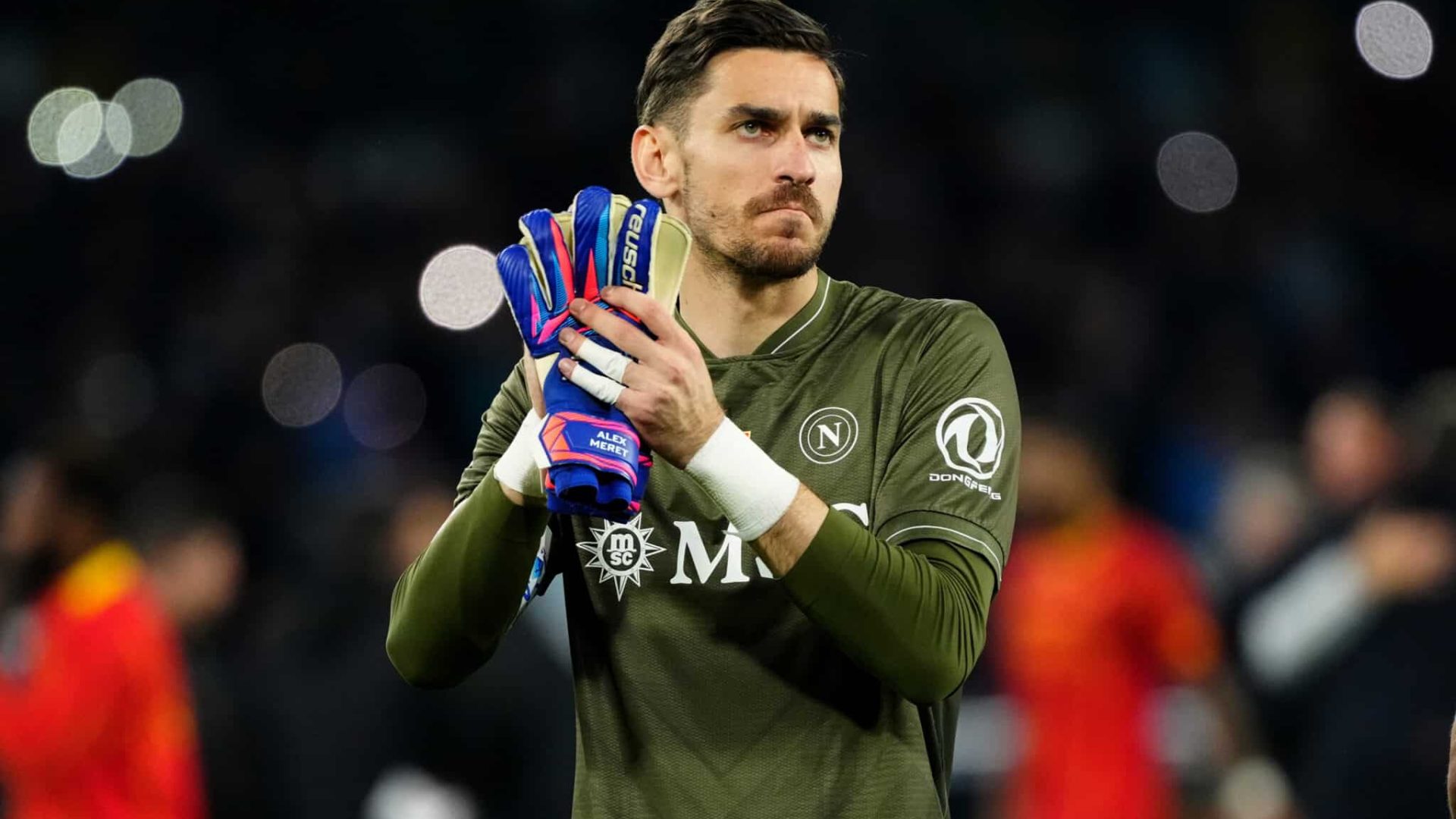 Alex Meret of SSC Napoli applauds fans at the end of  the Serie A match between SSC Napoli and US Lecce at Stadio Diego Armando Maradona Naples Italy on 14 March 2026. (Photo by Franco Romano/NurPhoto via Getty Images)