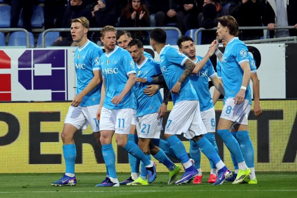 CAGLIARI, ITALY - MARCH 20: Scott Francis Mctominay of Napoli celebrates his goal 0-1 with the team-mates  during the Serie A match between Cagliari Calcio and SSC Napoli at Stadio Sant'Elia on March 20, 2026 in Cagliari, Italy. (Photo by Enrico Locci/Getty Images)