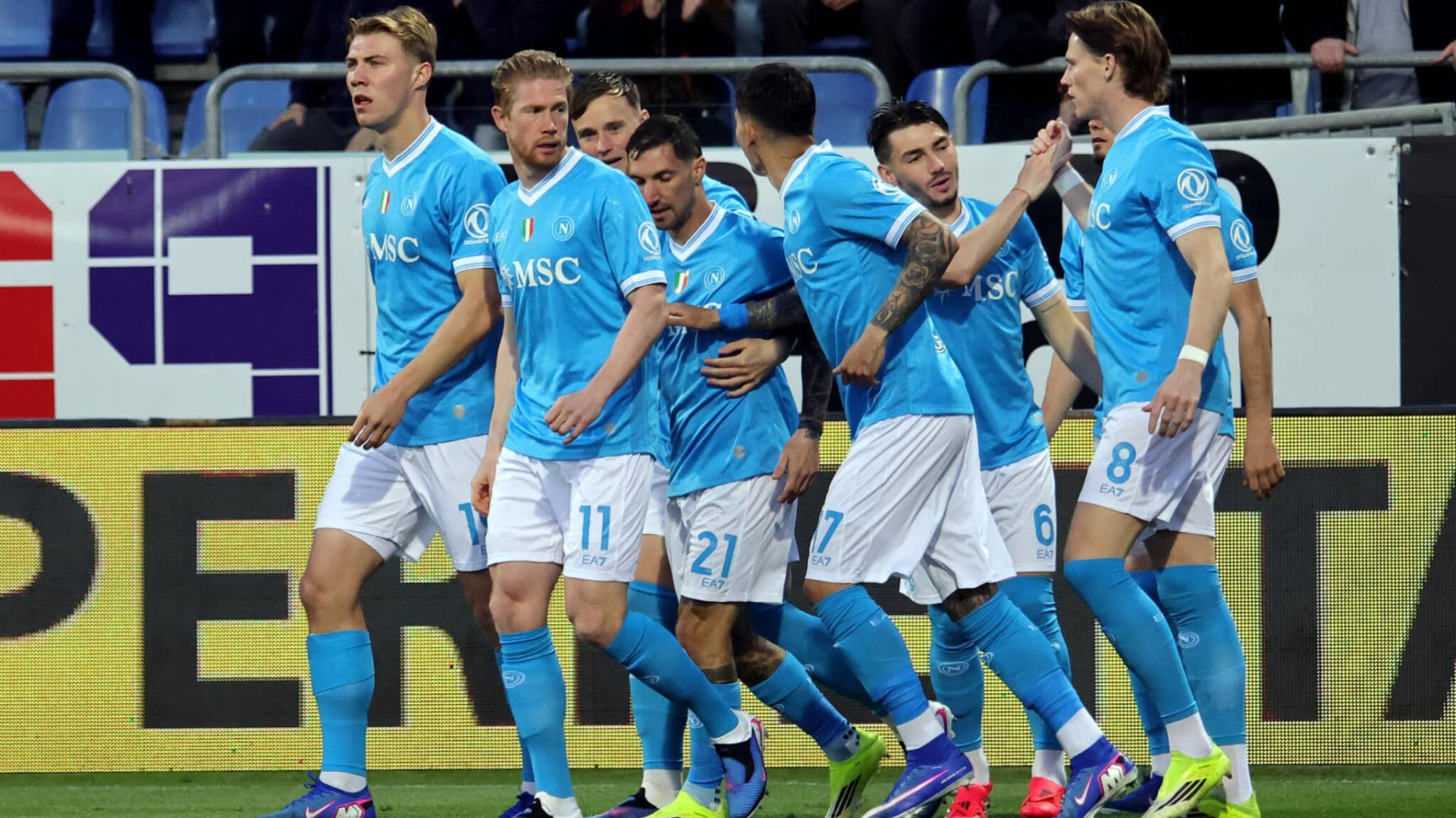 CAGLIARI, ITALY - MARCH 20: Scott Francis Mctominay of Napoli celebrates his goal 0-1 with the team-mates  during the Serie A match between Cagliari Calcio and SSC Napoli at Stadio Sant'Elia on March 20, 2026 in Cagliari, Italy. (Photo by Enrico Locci/Getty Images)