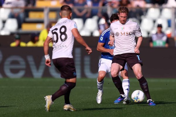 Como, Italy - May 2: Kevin De Bruyne of Ssc Napoli controls the ball during the Serie A match between Como 1907 and Ssc Napoli at Stadio Giuseppe Sinigaglia on May 2, 2026 in Como, Italy. (Photo by sportinfoto/DeFodi Images/DeFodi via Getty Images)