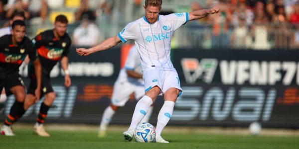 VENICE, ITALY - OCTOBER 17: Kevin De Bruyne of SSC Napoli misses the penalty during the Serie A match between Venezia FC and SSC Napoli at Stadio Pier Luigi Penzo on October 17, 2026 in Venice, Italy. (Photo by Maurizio Lagana/Getty Images)