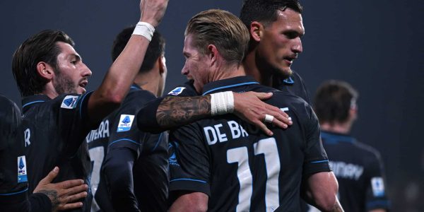 MONZA, ITALY - OCTOBER 28: Kevin De Bruyne of Napoli celebrates with teammates after scoring his team's fourth goal during the Serie A match between AC Monza and SSC Napoli at U-Power Stadium on October 28, 2026 in Monza, Italy. (Photo by Image Photo Agency/Getty Images)