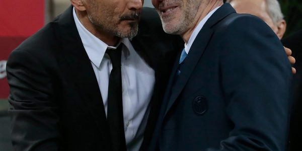MILAN, ITALY - FEBRUARY 26: AS Roma coach Luciano Spalletti greets FC Internazionale Milano coach Stefano Pioli (R) before the Serie A match between FC Internazionale and AS Roma at Stadio Giuseppe Meazza on February 26, 2017 in Milan, Italy.  (Photo by Emilio Andreoli/Getty Images )