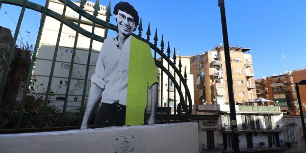 Napoli ricorda Giancarlo Siani nell'anniversario del suo assassinio: cerimonia sulle scale del Vomero intitolate al giornalista.