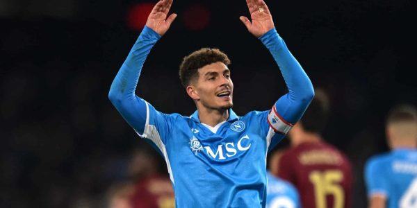 NAPLES, ITALY - NOVEMBER 24: Giovanni Di Lorenzo of Napoli celebrates during the Serie A match between Napoli and Roma at Stadio Diego Armando Maradona on November 24, 2024 in Naples, Italy. (Photo by Image Photo Agency/Getty Images)