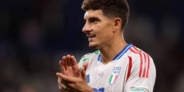 PARIS, FRANCE - SEPTEMBER 06: Giovanni Di Lorenzo of Italy applauds the fans following the final whistle of the UEFA Nations League 2024/25 League A Group A2 match between France and Italy at Parc Des Princes on September 06, 2024 in Paris, France. (Photo by Jonathan Moscrop/Getty Images)