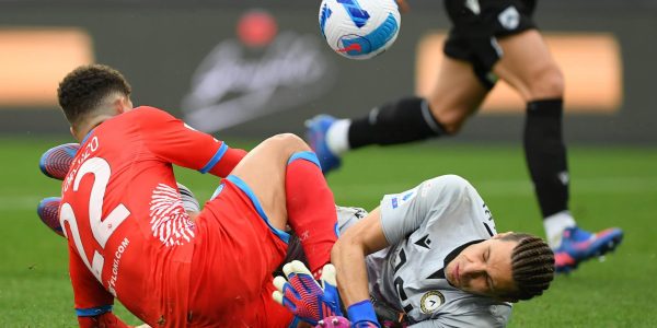 NAPLES, ITALY - MARCH 19: Marco Silvestri of Udinese Calcio saves a shot from Giovanni Di Lorenzo of SSC Napoli during the Serie A match between SSC Napoli and Udinese Calcio at Stadio Diego Armando Maradona on March 19, 2022 in Naples, Italy. (Photo by Francesco Pecoraro/Getty Images)