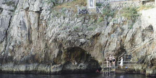 CAPRI, CAMPANIA, ITALY - 2022/07/05: External view from the sea of the entrance to the Grotta Azzurra on the island of Capri. (Photo by Salvatore Laporta/KONTROLAB/LightRocket via Getty Images)