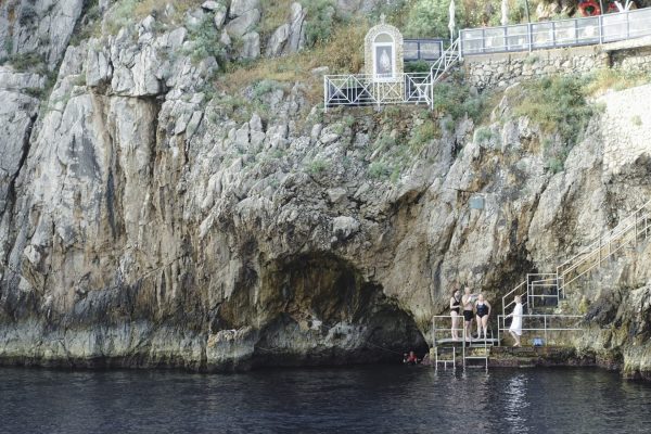 CAPRI, CAMPANIA, ITALY - 2022/07/05: External view from the sea of the entrance to the Grotta Azzurra on the island of Capri. (Photo by Salvatore Laporta/KONTROLAB/LightRocket via Getty Images)