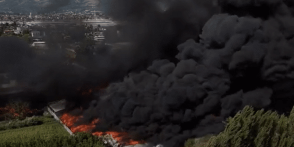 Incendio Airola, tornano fiamme e fumo nell’ex Eco Energy. Nuovi focolai nell’area industriale di via Carracciano: Vigili del Fuoco al lavoro.