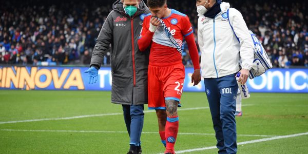 NAPLES, ITALY - MARCH 19: Giovanni Di Lorenzo of SSC Napoli walks off injured during the Serie A match between SSC Napoli and Udinese Calcio at Stadio Diego Armando Maradona on March 19, 2022 in Naples, Italy. (Photo by Francesco Pecoraro/Getty Images)