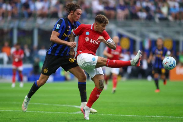 Diego Jr analizza Inter-Napoli ai microfoni di Radio Kiss Kiss Napoli: elogi al Napoli, ma critiche per i gol subiti e la gestione del finale.