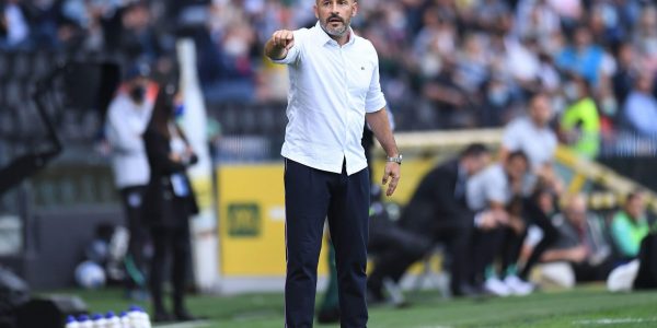 UDINE, ITALY - SEPTEMBER 26: Vincenzo Italiano head coach of ACF Fiorentina  gestures during the Serie A match between Udinese Calcio and ACF Fiorentina at Dacia Arena on September 26, 2021 in Udine, Italy. (Photo by Alessandro Sabattini/Getty Images)