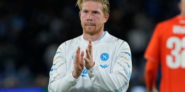 Kevin De Bruyne of SSC Napoli applauds fans at the end of the UEFA Champions League match between SSC Napoli and Sporting CP at Stadio Diego Armando Maradona Naples Italy on 1 October 2025. (Photo by Franco Romano/NurPhoto via Getty Images)