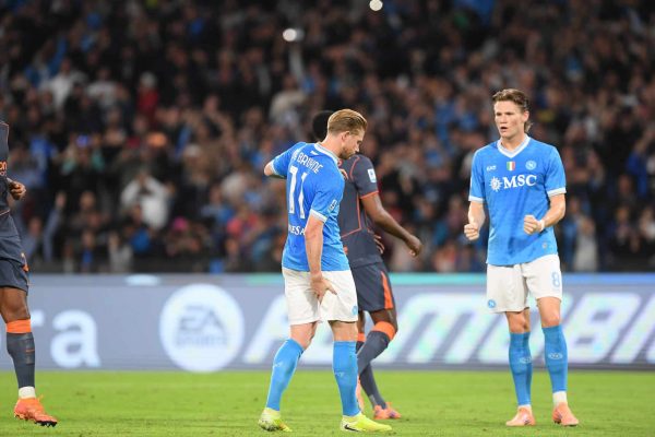 NAPLES, ITALY - OCTOBER 25: Kevin De Bruyne of SSC Napoli reacts after sustaining an injury while scoring the opening goal from a penalty during the Serie A match between SSC Napoli and FC Internazionale at Stadio Diego Armando Maradona on October 25, 2025 in Naples, Italy. (Photo by SSC NAPOLI/SSC NAPOLI via Getty Images)