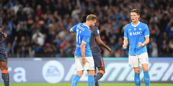 NAPLES, ITALY - OCTOBER 25: Kevin De Bruyne of SSC Napoli reacts after sustaining an injury while scoring the opening goal from a penalty during the Serie A match between SSC Napoli and FC Internazionale at Stadio Diego Armando Maradona on October 25, 2025 in Naples, Italy. (Photo by SSC NAPOLI/SSC NAPOLI via Getty Images)