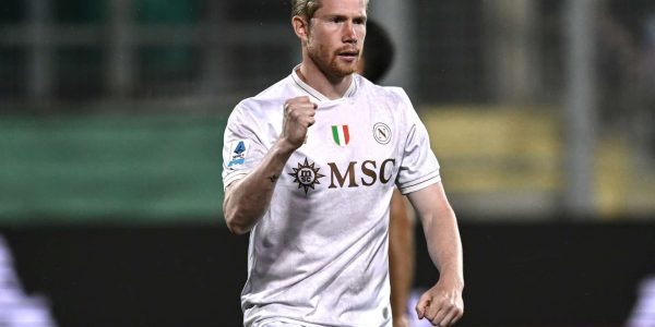 FLORENCE, ITALY - SEPTEMBER 13: Kevin de Bruyne of Napoli celebrates his goal during the Serie A match between ACF Fiorentina and SSC Napoli at Artemio Franchi on September 13, 2025 in Florence, Italy. (Photo by Image Photo Agency/Getty Images)