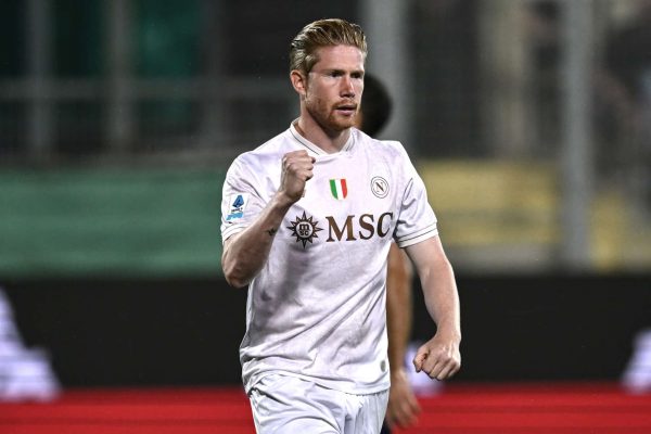 FLORENCE, ITALY - SEPTEMBER 13: Kevin de Bruyne of Napoli celebrates his goal during the Serie A match between ACF Fiorentina and SSC Napoli at Artemio Franchi on September 13, 2025 in Florence, Italy. (Photo by Image Photo Agency/Getty Images)