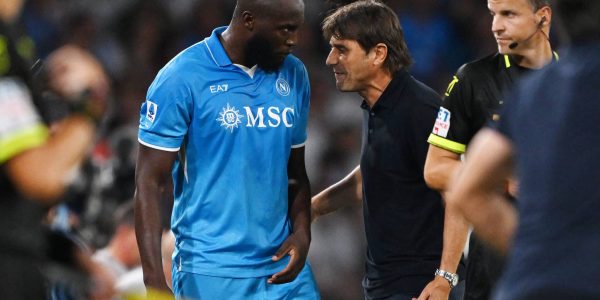 NAPOLI, ITALY - AUGUST 31: Romelu Lukaku of SSC Napoli talks with his coach Antonio Conte during the Serie A match between Napoli and Parma at Stadio Diego Armando Maradona on August 31, 2024 in Napoli, Italy. (Photo by Francesco Pecoraro/Getty Images)