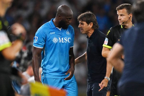 NAPOLI, ITALY - AUGUST 31: Romelu Lukaku of SSC Napoli talks with his coach Antonio Conte during the Serie A match between Napoli and Parma at Stadio Diego Armando Maradona on August 31, 2024 in Napoli, Italy. (Photo by Francesco Pecoraro/Getty Images)