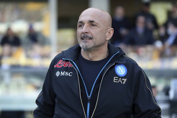 VERONA, ITALY - MARCH 13: Luciano Spalletti Head coach of SSC Napoli looks on during the Serie A match between Hellas Verona FC and SSC Napoli at Stadio Marcantonio Bentegodi on March 13, 2022 in Verona, Italy. (Photo by Giuseppe Cottini/Getty Images)