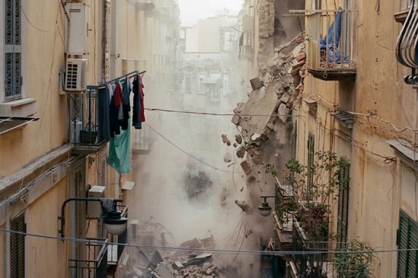 Muro crollato a Napoli, un 49enne è stato travolto in un’officina alla Sanità. È ricoverato in fin di vita al Cardarelli.