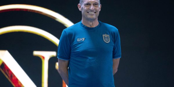 Nino D’Angelo a Radio Goal difende Allegri e invita i tifosi del Napoli a ritrovare unità, passione e fiducia nella squadra.