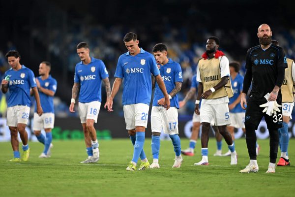 Il Napoli perde 0-1 contro l’Arsenal al Maradona. Decide Ødegaard, mentre Meret esce all’intervallo per un problema agli adduttori.