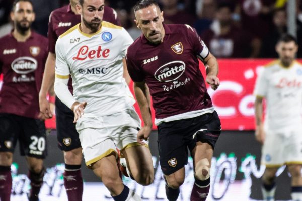 SALERNO, ITALY - OCTOBER 31: Franck Ribery of US Salernitana and Fabián Ruiz of SSC Napoli compete for the ball during the Serie A match between US Salernitana and SSC Napoli at Stadio Arechi on October 31, 2021 in Salerno, Italy. (Photo by Ivan Romano/Getty Images)