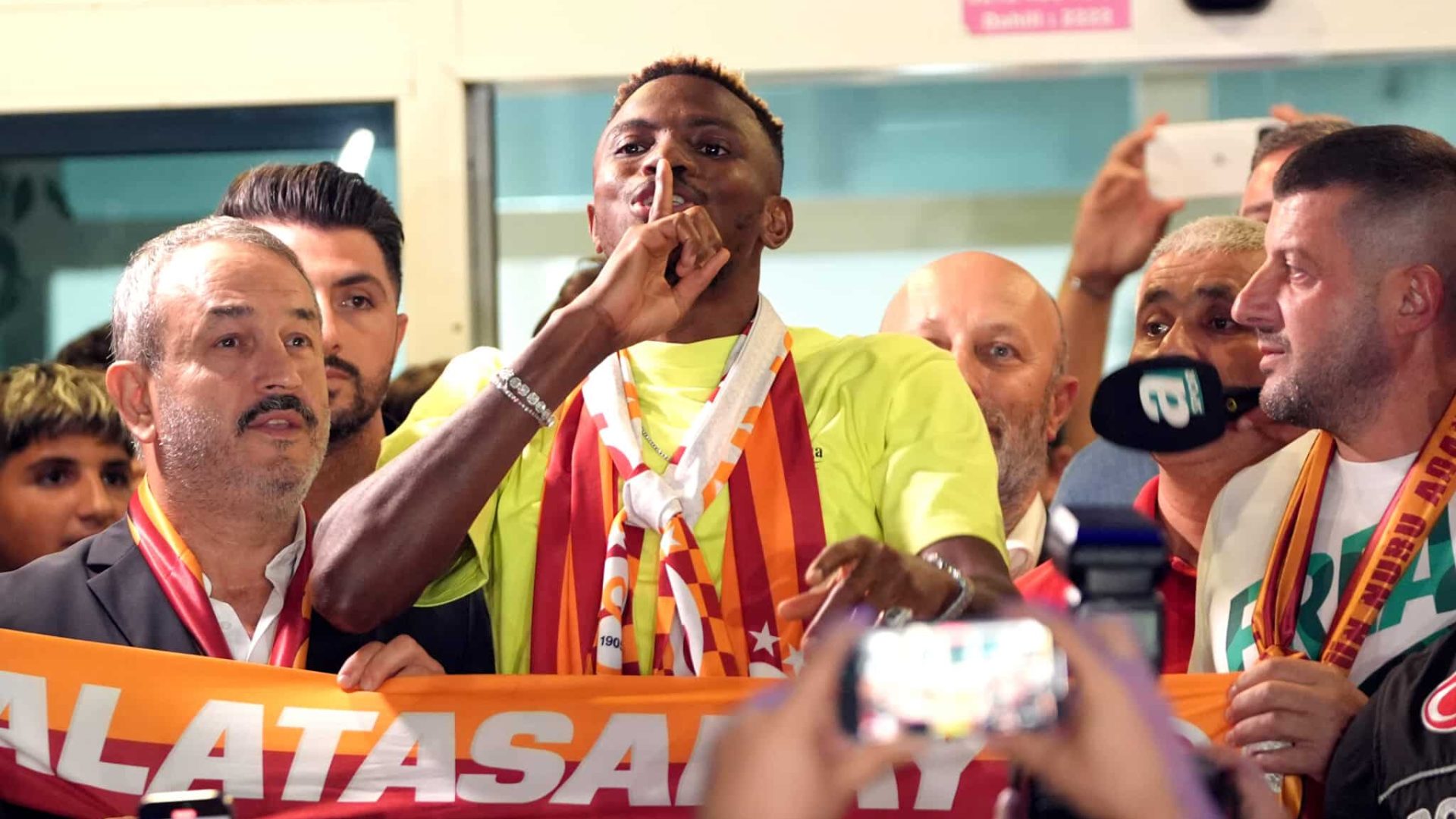 ISTANBUL, TURKIYE - SEPTEMBER 3: 25 year old Nigerian defender Victor Osimhen, whom Galatasaray plans to recruit, arrives in Istanbul, Turkiye on Tuesday, September 3, 2024. (Photo by Islam Yakut/Anadolu via Getty Images)