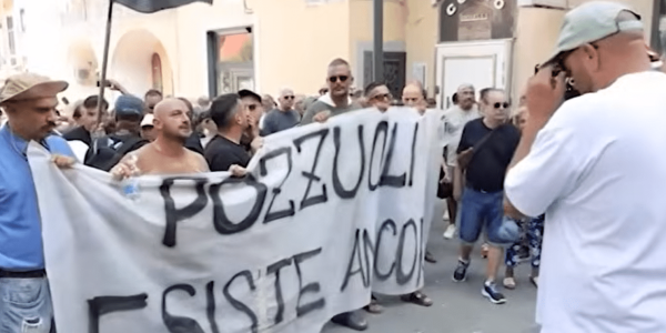 Protesta dei cittadini dei Campi Flegrei contro il bradisismo