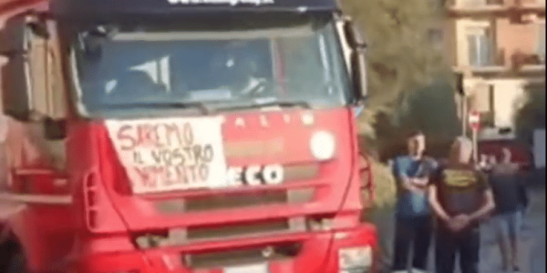 Coppa America a Napoli, protesta a Bagnoli: i residenti bloccano camion e contestano dragaggio, condizioni ambientali e lavori nel quartiere.