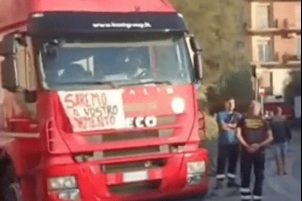 Coppa America a Napoli, protesta a Bagnoli: i residenti bloccano camion e contestano dragaggio, condizioni ambientali e lavori nel quartiere.