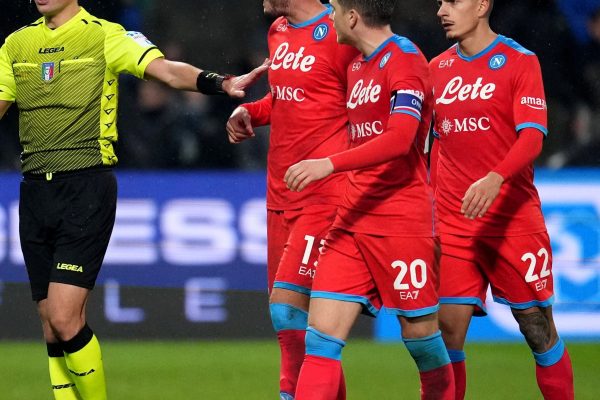 REGGIO NELL'EMILIA, ITALY - DECEMBER 01:  SSC Napoli Players Amir Rrahmani, Piotr Zielinski and Giovanni Di Lorenzo remonstrate with referee Ivano Pezzuto during the Serie A match between US Sassuolo v SSC Napoli at Mapei Stadium - Citta' del Tricolore on December 1, 2021 in Reggio nell'Emilia, Italy. (Photo by MB Media/Getty Images)