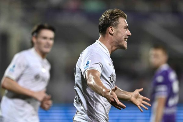 FLORENCE, ITALY - SEPTEMBER 13: Rasmus Hojlund of Napoli celebrates his goal during the Serie A match between ACF Fiorentina and SSC Napoli at Artemio Franchi on September 13, 2025 in Florence, Italy. (Photo by Image Photo Agency/Getty Images)