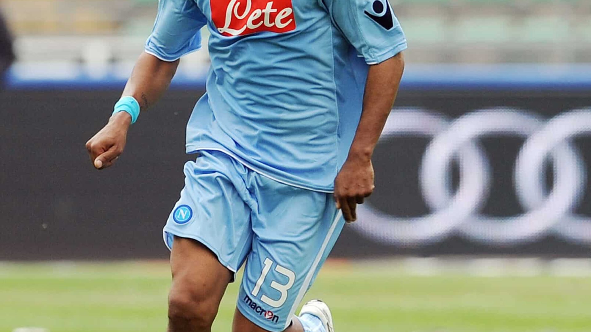 BARI, ITALY - APRIL 18:  Fabiano Santacroce of Napoli in action during the Serie A match between AS Bari and SSC Napoli at Stadio San Nicola on April 18, 2010 in Bari, Italy.  (Photo by Giuseppe Bellini/Getty Images)