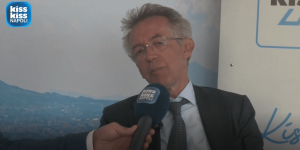 Manfredi parla dell&rsquo;America&rsquo;s Cup Napoli 2027: lavori, turismo, piattaforme sul lungomare, Euro 2032 e nuovi palazzetti dello sport.