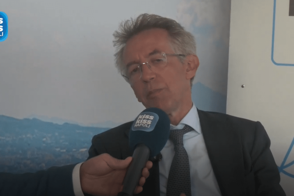 Manfredi parla dell&rsquo;America&rsquo;s Cup Napoli 2027: lavori, turismo, piattaforme sul lungomare, Euro 2032 e nuovi palazzetti dello sport.