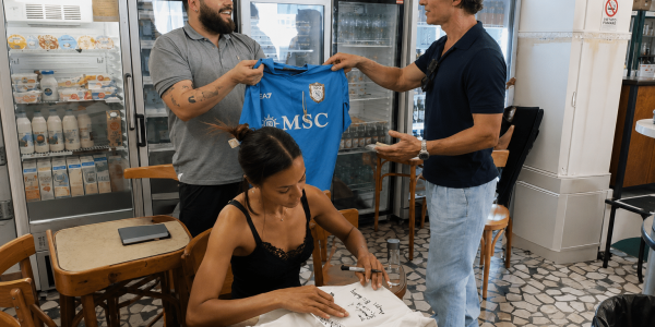 Salvatore Esposito con Mattew Mcconaughey e Zoe Saldana