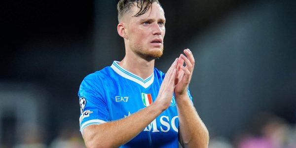Sam Beukema of SSC Napoli greets the fans during the UEFA Champions League 2025/26 League Phase MD2 match between SSC Napoli and Sporting Lisbon at Stadio Diego Armando Maradona on October 1, 2025 in Neaples, Italy. (Photo by Giuseppe Maffia/NurPhoto via Getty Images)