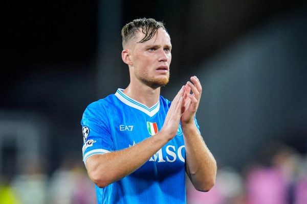 Sam Beukema of SSC Napoli greets the fans during the UEFA Champions League 2025/26 League Phase MD2 match between SSC Napoli and Sporting Lisbon at Stadio Diego Armando Maradona on October 1, 2025 in Neaples, Italy. (Photo by Giuseppe Maffia/NurPhoto via Getty Images)