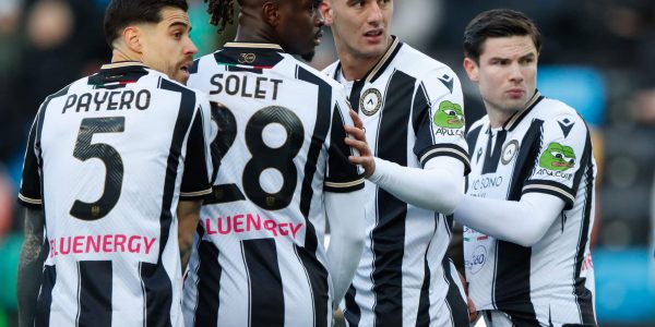 UDINE, ITALY - FEBRUARY 16: Martin Payero, Oumar Solet, Lorenzo Lucca and Jurgen Ekkelenkamp of Udinese (L-R) line up a defensive wall during the Serie A match between Udinese and Empoli at Stadio Friuli on February 16, 2025 in Udine, Italy. (Photo by Timothy Rogers/Getty Images)