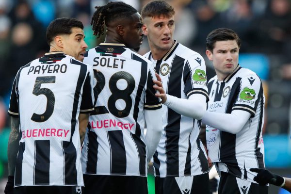 UDINE, ITALY - FEBRUARY 16: Martin Payero, Oumar Solet, Lorenzo Lucca and Jurgen Ekkelenkamp of Udinese (L-R) line up a defensive wall during the Serie A match between Udinese and Empoli at Stadio Friuli on February 16, 2025 in Udine, Italy. (Photo by Timothy Rogers/Getty Images)