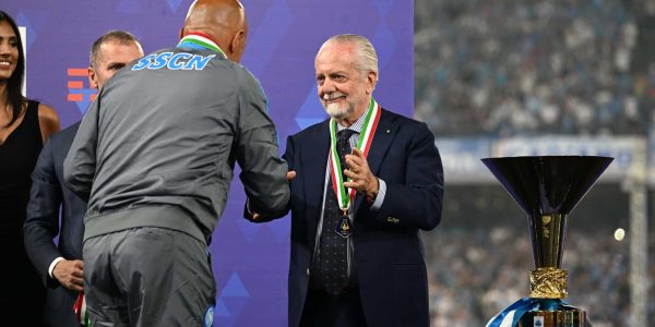 NAPLES, ITALY - JUNE 04: President of SSC Napoli, Aurelio De Laurentiis, shakes hands with Luciano Spalletti, Head Coach of SSC Napoli, next to the Serie A trophy following the Serie A match between SSC Napoli and UC Sampdoria at Stadio Diego Armando Maradona on June 04, 2023 in Naples, Italy. (Photo by Francesco Pecoraro/Getty Images)