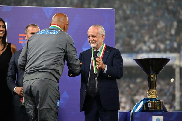 NAPLES, ITALY - JUNE 04: President of SSC Napoli, Aurelio De Laurentiis, shakes hands with Luciano Spalletti, Head Coach of SSC Napoli, next to the Serie A trophy following the Serie A match between SSC Napoli and UC Sampdoria at Stadio Diego Armando Maradona on June 04, 2023 in Naples, Italy. (Photo by Francesco Pecoraro/Getty Images)
