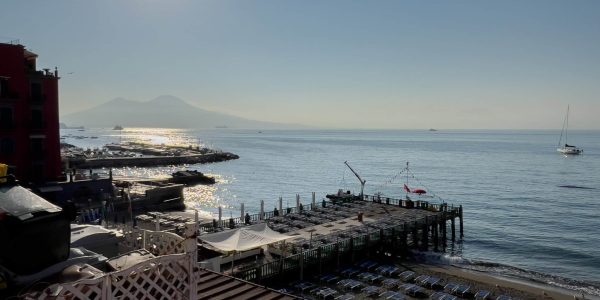 Protesta per il mare libero a Posillipo: attivisti raggiungono Villa Martinelli e Baia dei Due Frati e denunciano cancelli e presunti abusi.