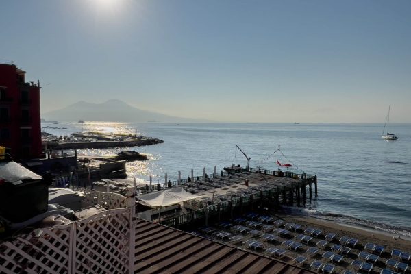 Protesta per il mare libero a Posillipo: attivisti raggiungono Villa Martinelli e Baia dei Due Frati e denunciano cancelli e presunti abusi.