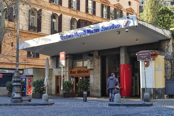 Stazione_di_Napoli_Piazza_Amedeo