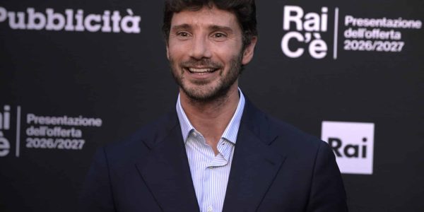 Stefano De Martino è già al lavoro per Sanremo 2027: «Ho ascoltato più di qualche centinaio di canzoni». Il Festival avrà 24 brani in gara.